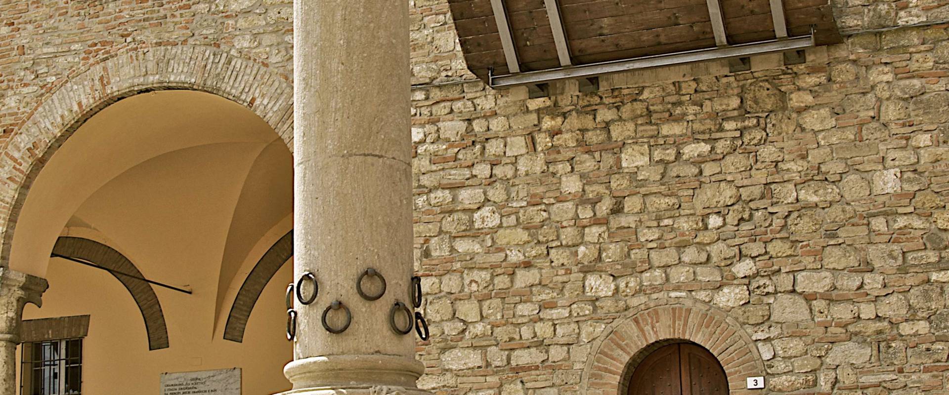 La Colonna dell'Ospitalità è il simbolo che caratterizza Bertinoro foto di Caba2011